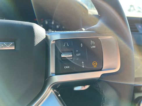 New 2025 Land Rover Discovery Dynamic SE image 16