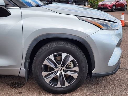 Used 2021 Toyota Highlander XLE AWD/4WD image 29
