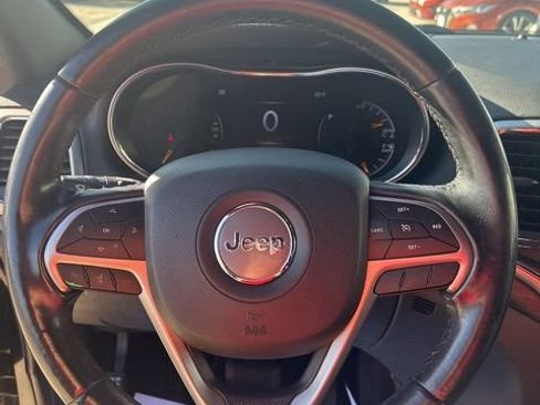 Used 2019 Jeep Grand Cherokee Laredo AWD/4WD image 17