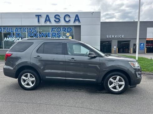 Used 2017 Ford Explorer XLT w/ Equipment Group 202A AWD/4WD image 8