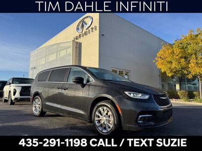 Used 2023 Chrysler Pacifica Touring-L w/ Uconnect Theater Family Group
