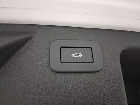 Used 2025 Land Rover Discovery Sport S image 32