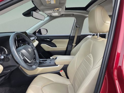 Used 2023 Toyota Highlander XLE image 30
