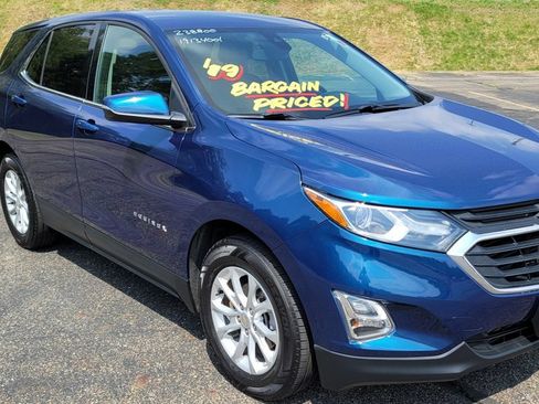 Used 2019 Chevrolet Equinox LT w/ Driver Convenience Package FWD image 2