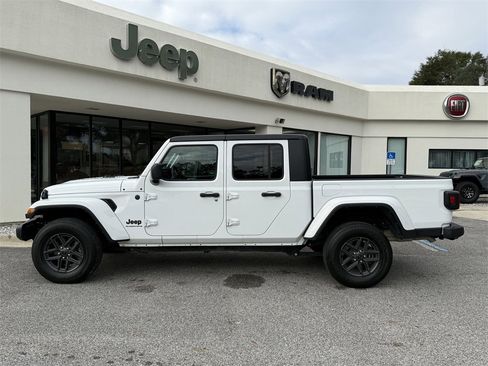 Used 2024 Jeep Gladiator Sport image 8