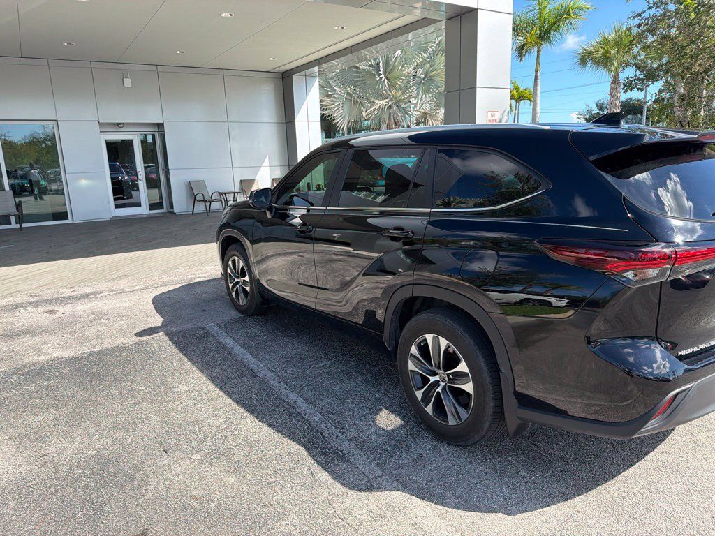 Used 2024 Toyota Highlander XLE FWD image 4