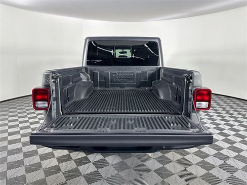 Certified 2020 Jeep Gladiator Overland w/ Cold Weather Group image 7