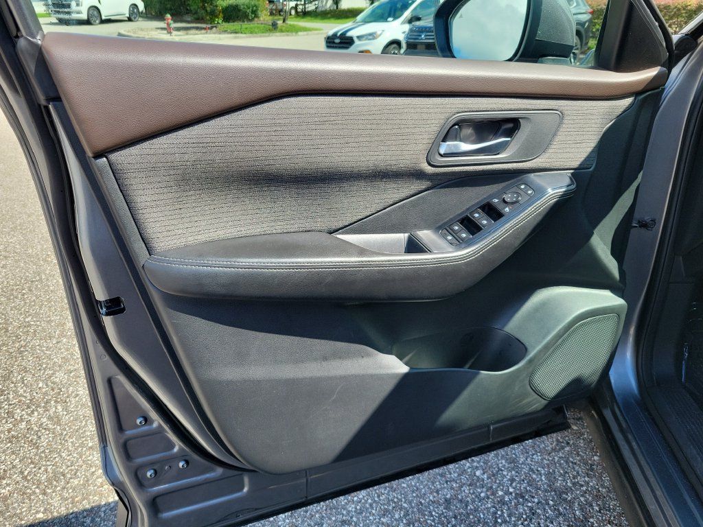 Certified 2021 Nissan Rogue SV FWD image 14