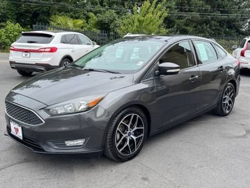 Used 2017 Ford Focus SEL w/ Cold Weather Package FWD image 3