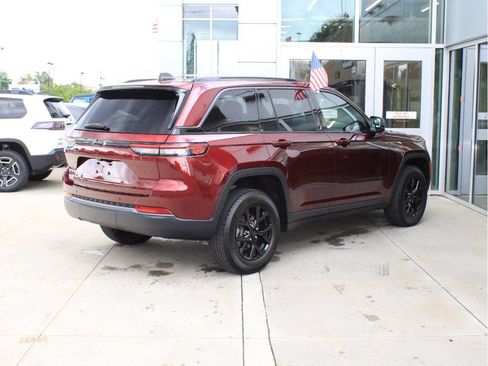 Used 2026 Jeep Grand Cherokee Altitude AWD/4WD image 6
