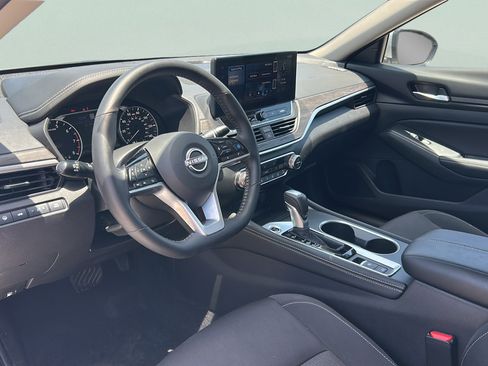 Used 2025 Nissan Altima 2.5 SV w/ SV Premium Package FWD image 11