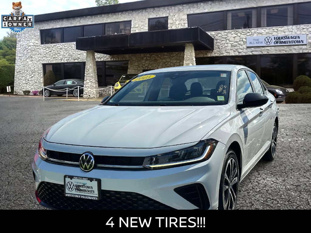 Used 2025 Volkswagen Jetta Sport FWD image 2