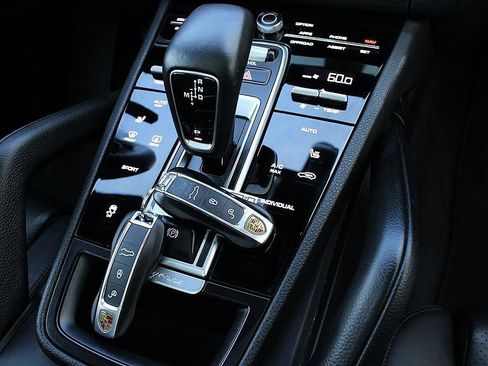 Used 2019 Porsche Cayenne image 32