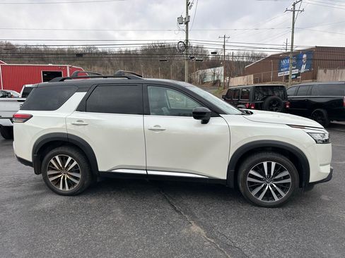 Used 2023 Nissan Pathfinder Platinum image 4