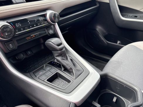 Used 2022 Toyota RAV4 XLE w/ Convenience Package image 18