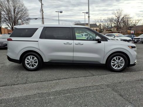 Used 2023 Kia Carnival LX image 3