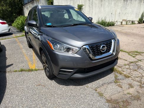 Used 2019 Nissan Kicks SV FWD image 2