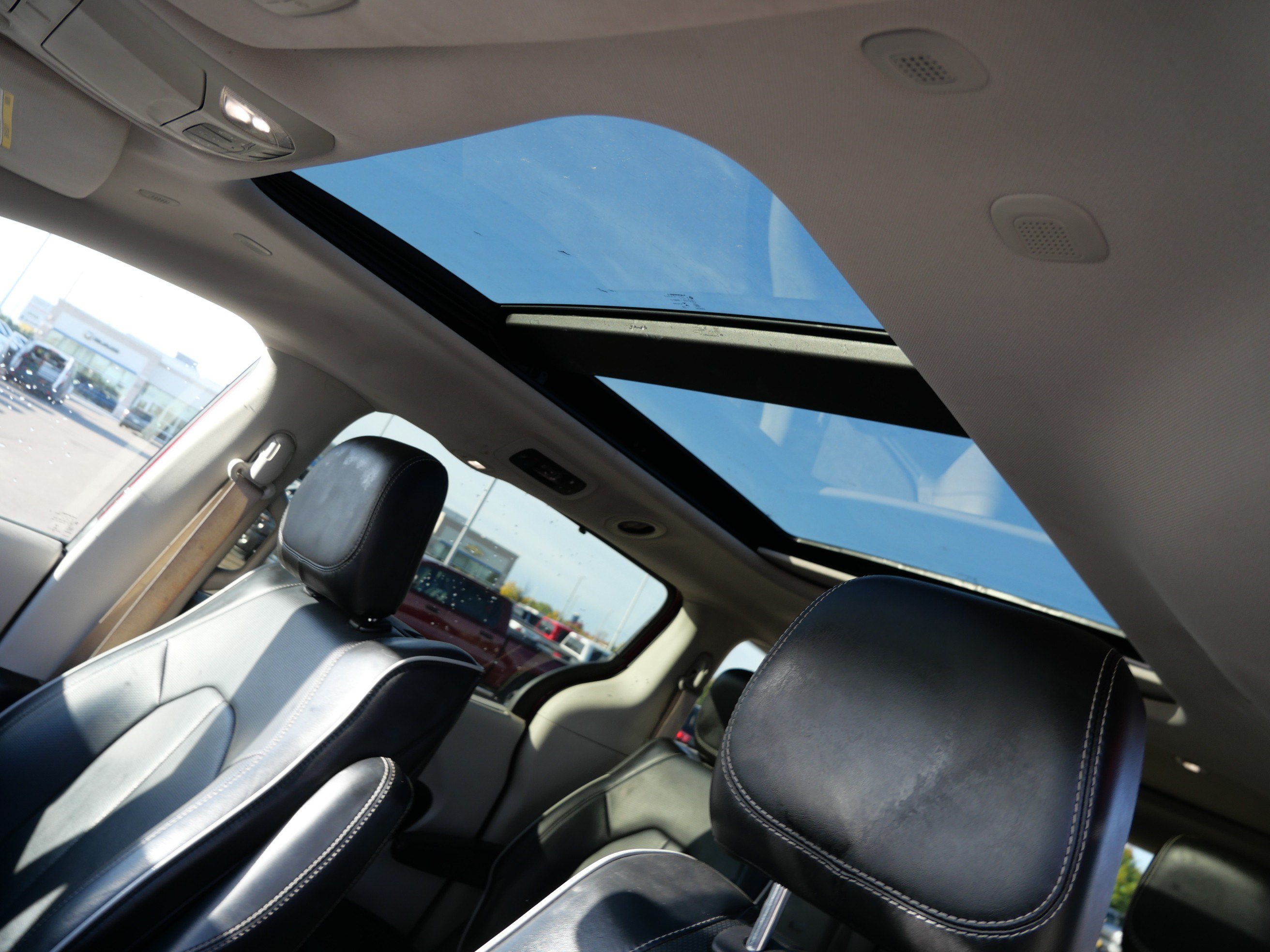 Used 2021 Chrysler Pacifica Limited w/ Uconnect Theater Family Group FWD image 61
