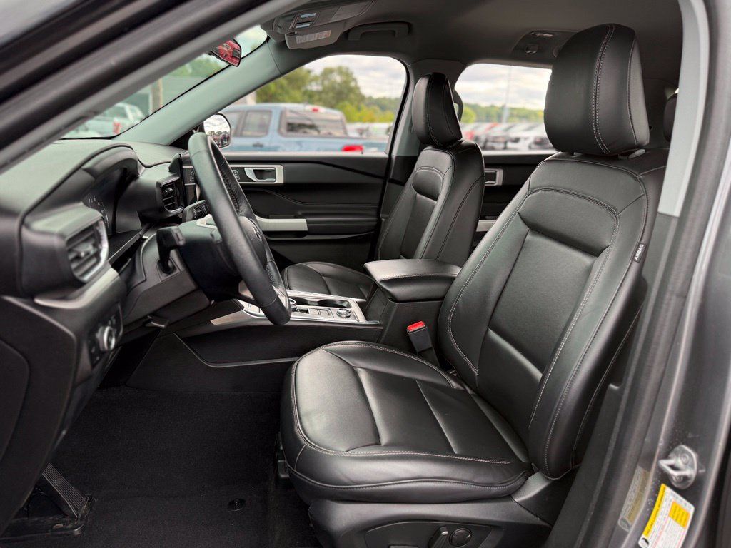 Used 2024 Ford Explorer XLT w/ Equipment Group 202A AWD/4WD image 11