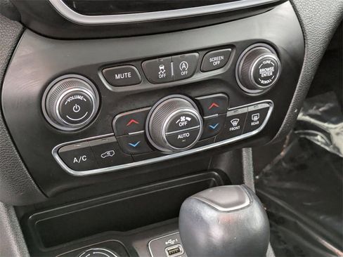 Used 2019 Jeep Cherokee Limited image 22