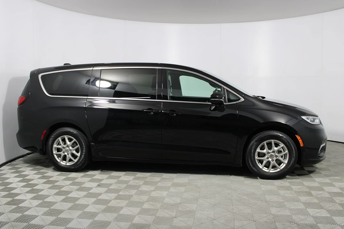 Used 2025 Chrysler Pacifica Select FWD image 37