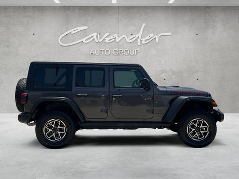 Used 2025 Jeep Wrangler Unlimited Rubicon AWD/4WD image 17