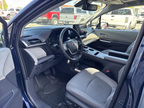 Used 2024 Toyota Sienna XLE FWD image 2