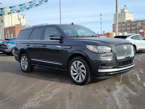 Used 2023 Lincoln Navigator Reserve image 2