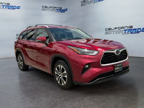 Used 2023 Toyota Highlander XLE FWD image 3