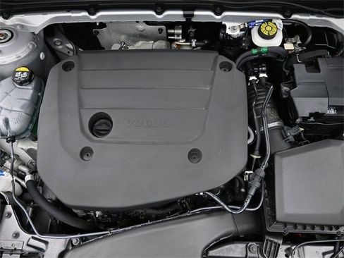 Used 2023 Volvo XC40 B5 Plus image 33