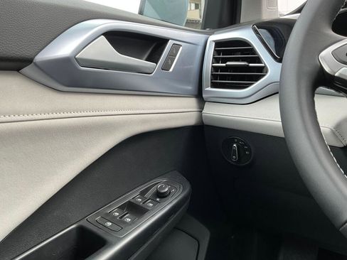 New 2026 Volkswagen Taos SE AWD/4WD image 24