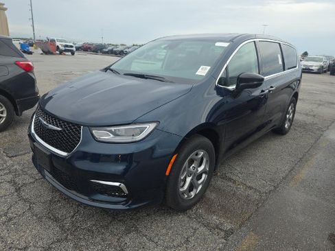 Used 2024 Chrysler Pacifica Limited w/ Trailer Tow Group AWD/4WD image 2