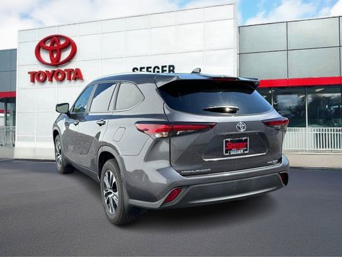 Used 2025 Toyota Highlander AWD image 4