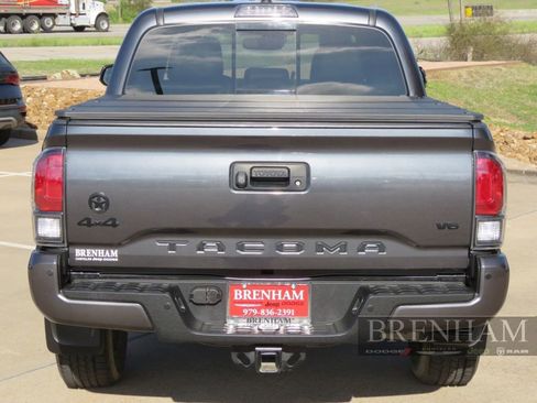 Used 2022 Toyota Tacoma Limited w/ Nightshade Package image 5