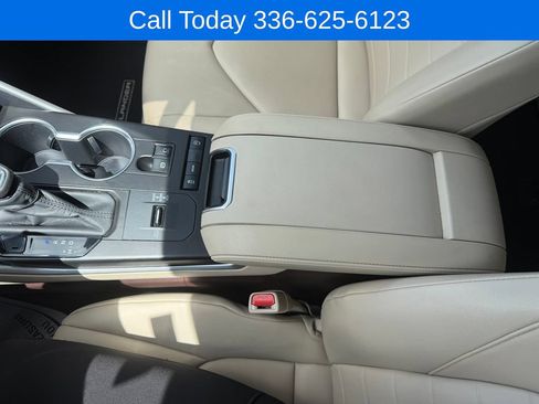 Used 2020 Toyota Highlander XLE FWD image 24