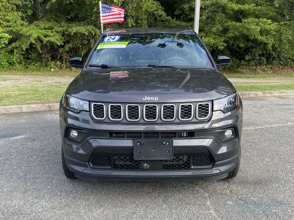 Used 2024 Jeep Compass Latitude AWD/4WD image 7