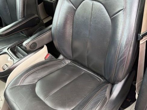 Used 2020 Chrysler Pacifica Touring-L image 9