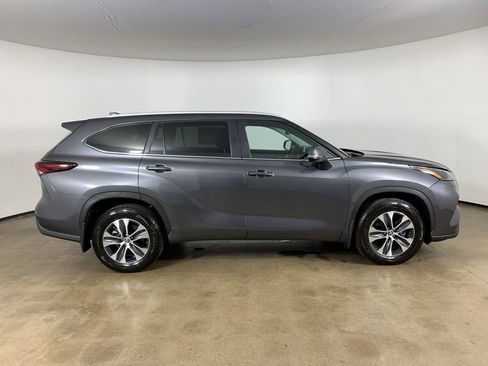 Used 2024 Toyota Highlander XLE AWD/4WD image 7