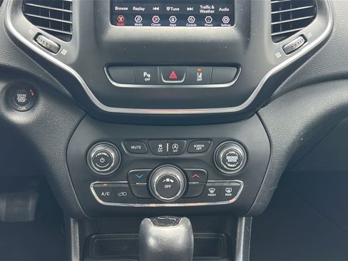 Used 2021 Jeep Cherokee Latitude Plus FWD image 24