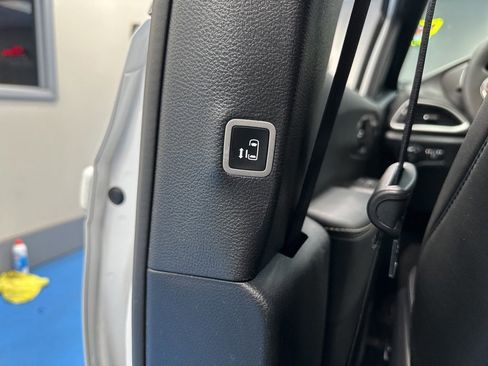 Used 2025 Chrysler Pacifica Select image 26