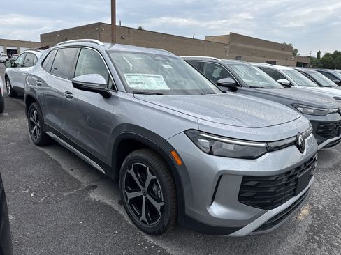 New 2025 Volkswagen Tiguan SE image 2