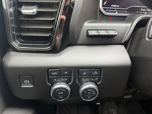 Used 2024 GMC Sierra 2500 AT4 w/ AT4 Premium Plus Package AWD/4WD image 17