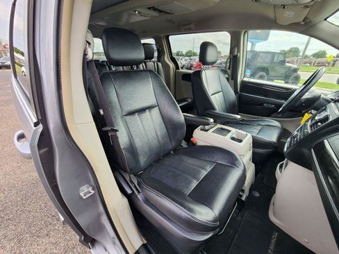 Used 2014 Chrysler Town & Country Touring FWD image 15