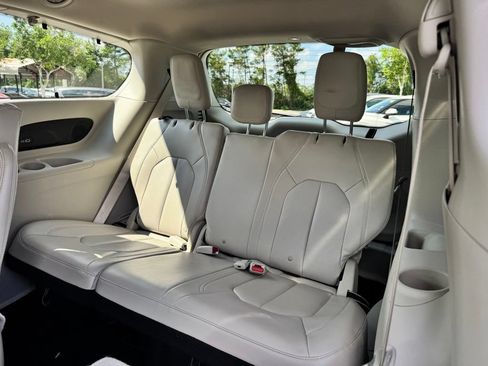 Used 2021 Chrysler Pacifica Touring-L FWD image 18