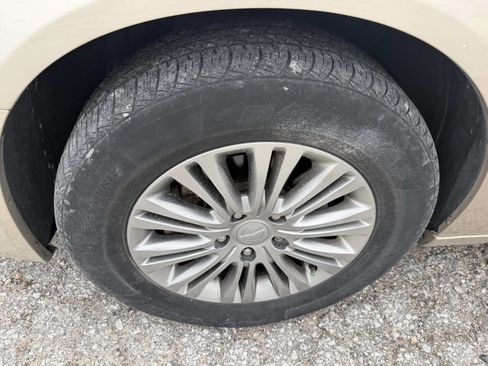 Used 2013 Chrysler Town & Country Touring-L w/ Driver Convenience Group FWD image 9