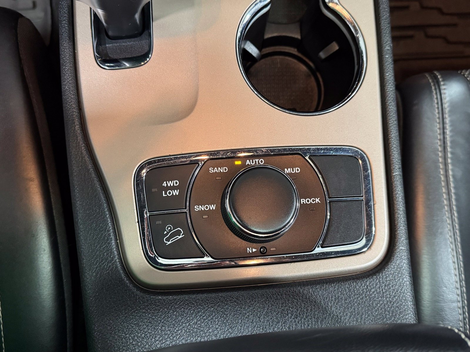 Used 2014 Jeep Grand Cherokee Limited w/ Luxury Group II AWD/4WD image 25