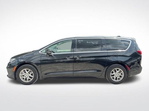 Used 2023 Chrysler Pacifica Touring-L FWD image 3