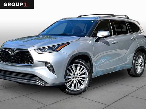 Used 2023 Toyota Highlander Platinum FWD image 1