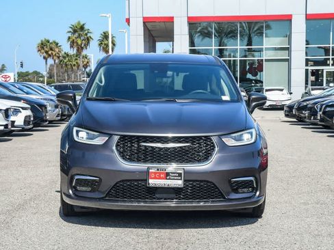 Used 2023 Chrysler Pacifica Touring-L FWD image 2