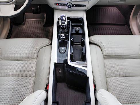 Certified 2023 Volvo XC60 B5 Ultimate w/ Climate Package image 17